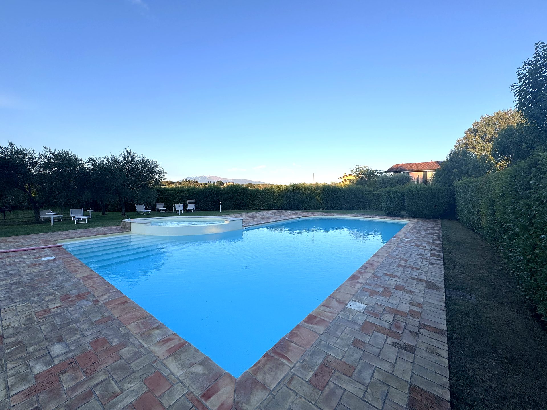 La piscina del residence di giorno, sotto il cielo azzurro