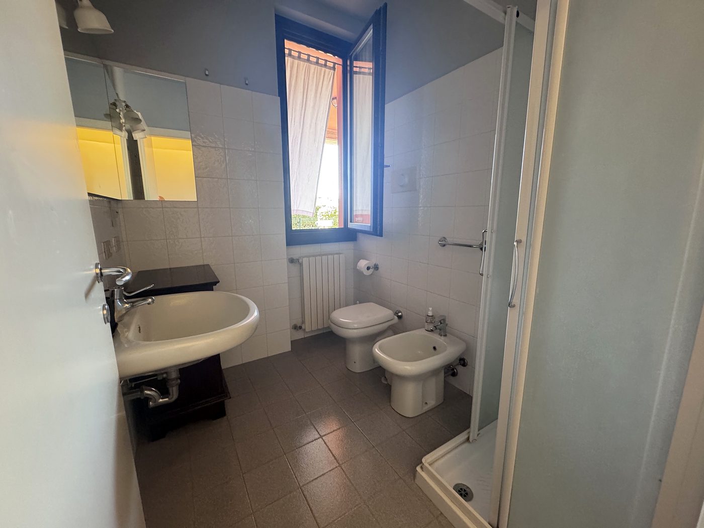Il bagno con doccia, lavabo e bidet