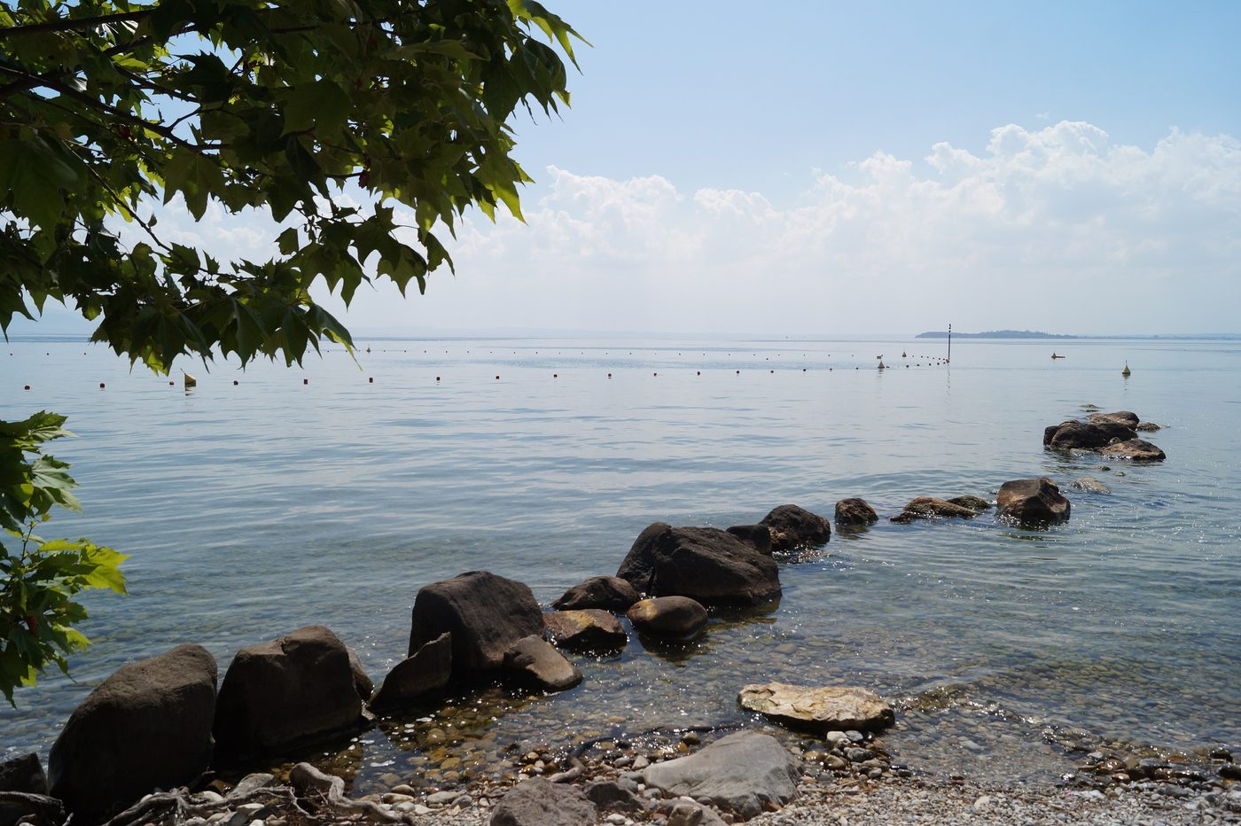 Una spiaggia di Manerba del Garda, con i sassi e l'acqua chiara