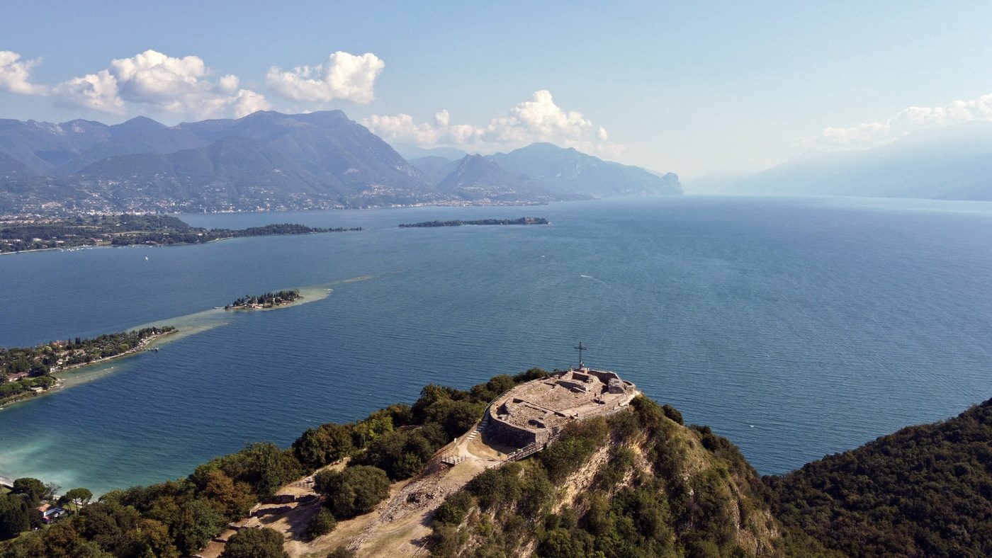 La vista dalla Rocca di Manerba sul lago e sull'Isola dei Conigli