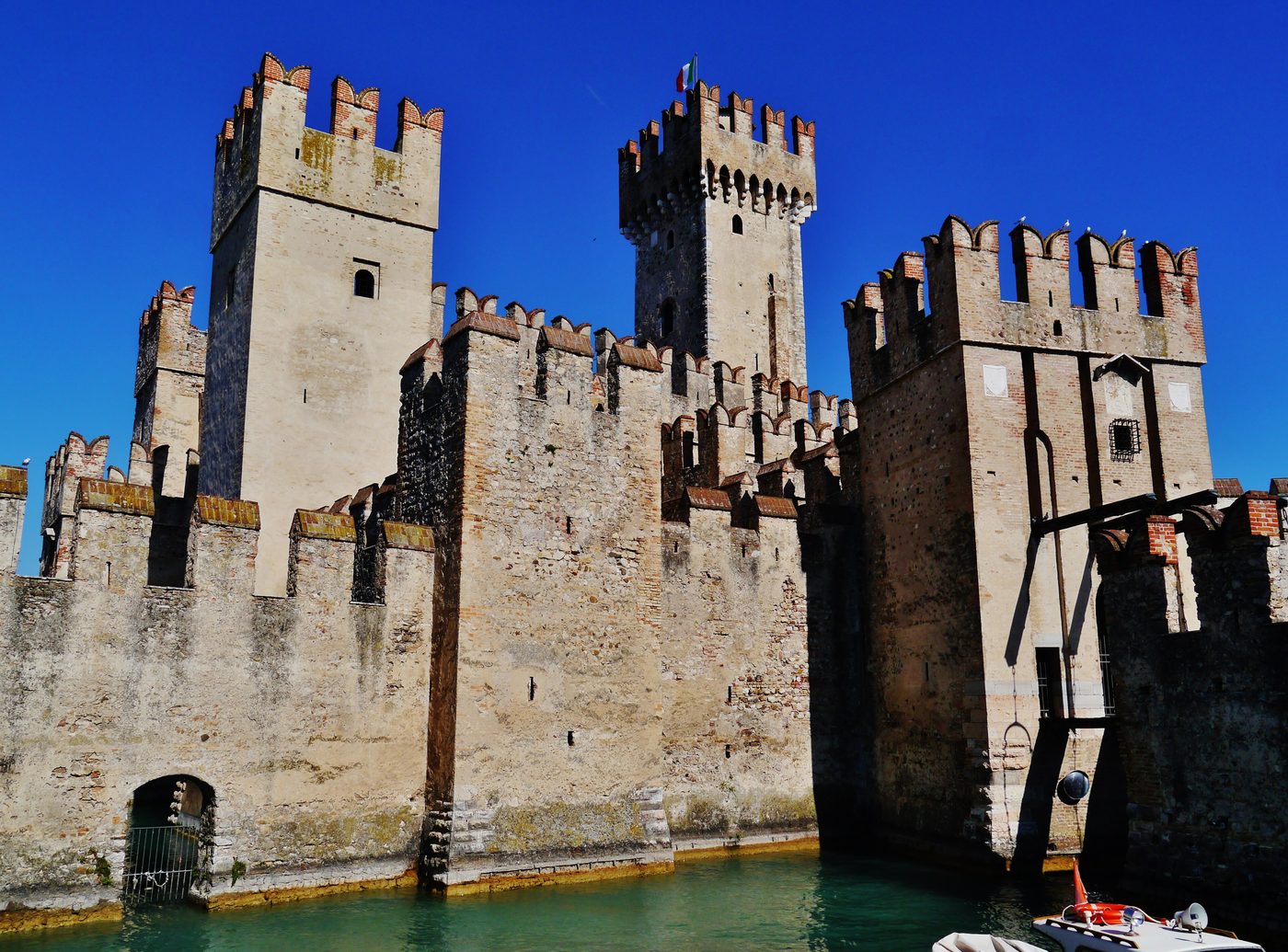 Il Castello Scaligero di Sirmione sull'acqua