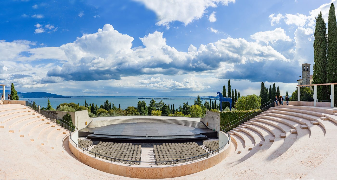 L'anfiteatro del Vittoriale degli Italiani a Gardone Riviera, con il lago sullo sfondo