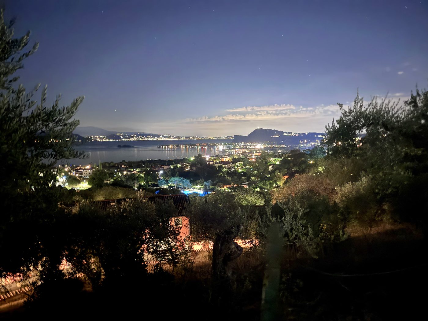 Il Lago di Garda di notte, con le luci dei paesi sulla riva