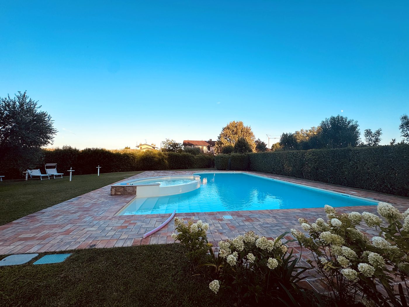 La piscina al crepuscolo sotto un cielo azzurro