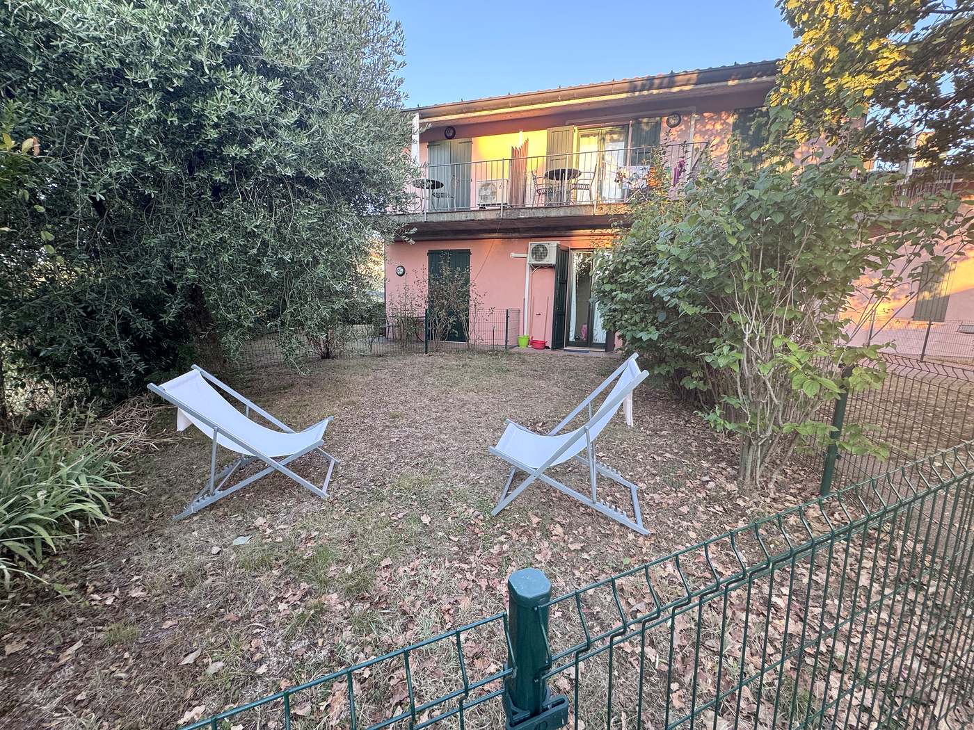 La facciata del residence vista dal giardino privato