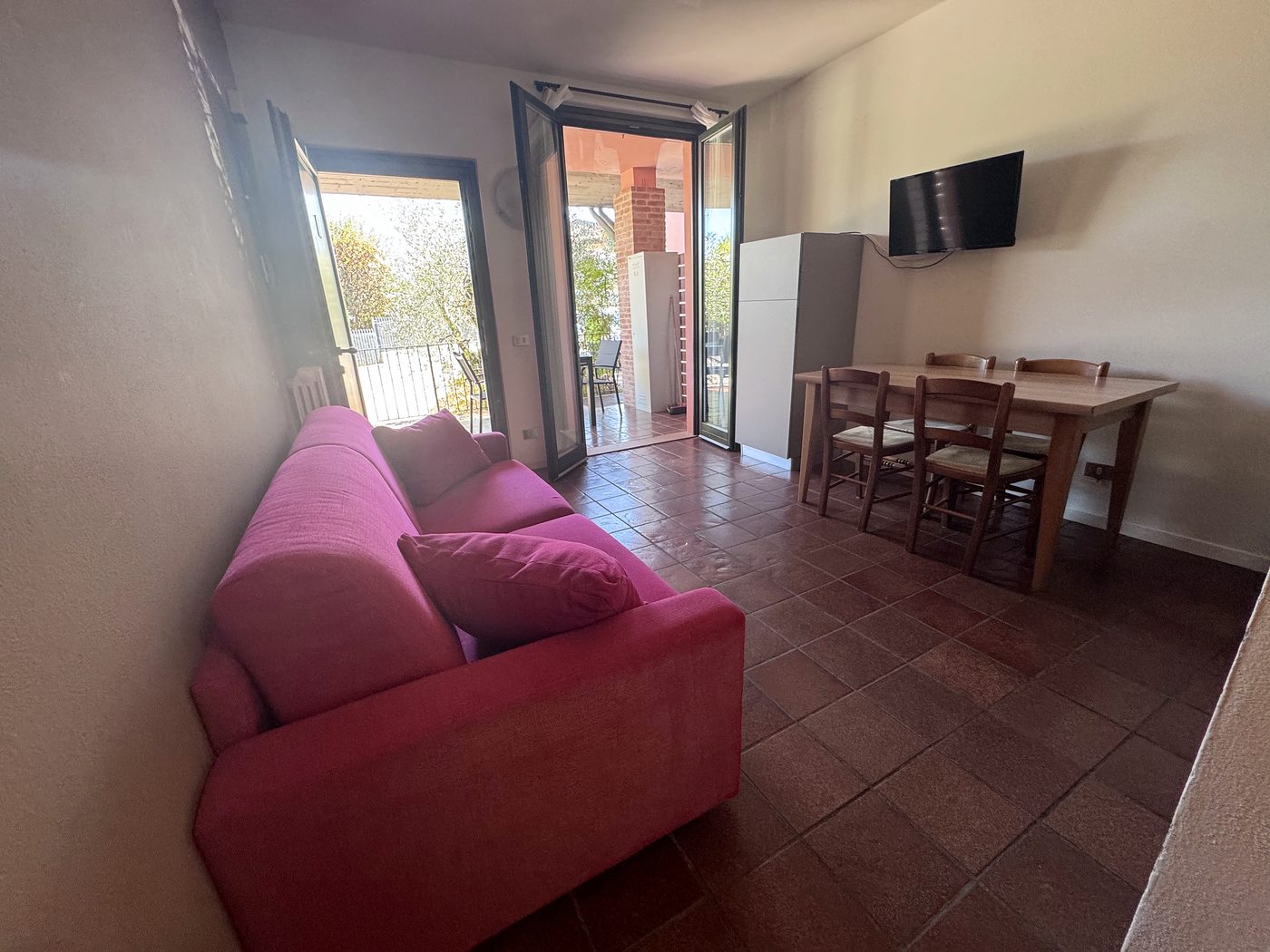 Il soggiorno con divano letto matrimoniale e tavolo da pranzo